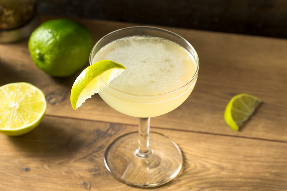 Die besten Sour Cocktails - Von der Herkunft bis zum Rezept 5 Boozy rum und limetten daiquiri