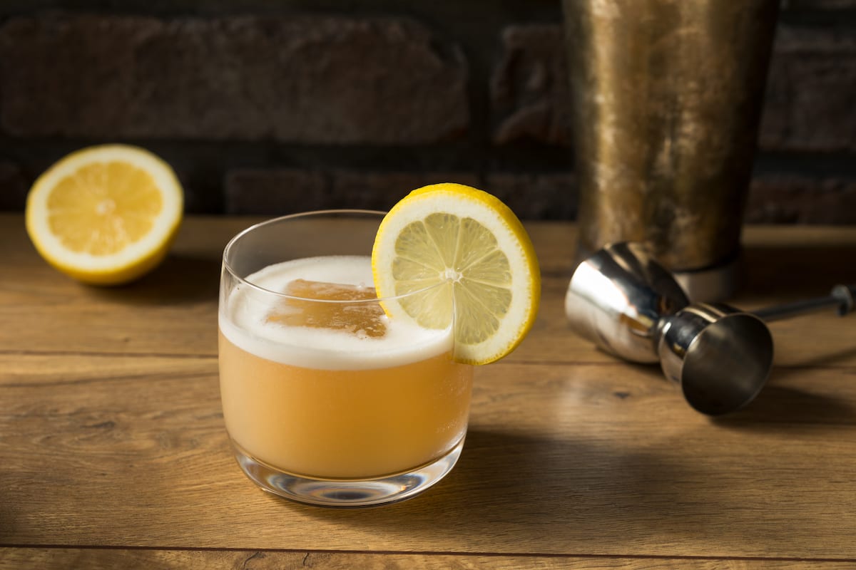 Die besten Sour Cocktails - Von der Herkunft bis zum Rezept 3 Whiskeysour-mit-schaumkrone aus eiweiß