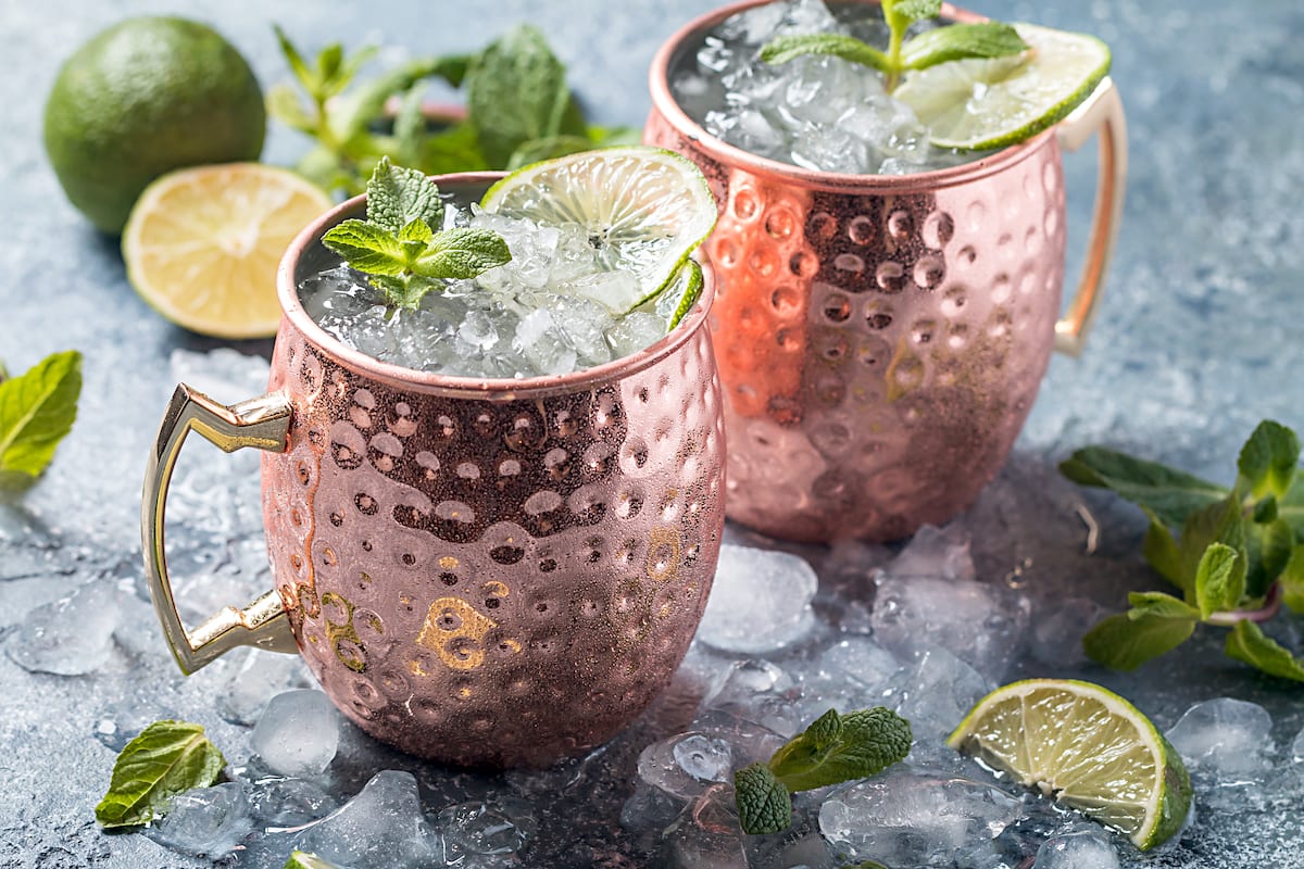 Moscow mule cocktail mit minze und limette