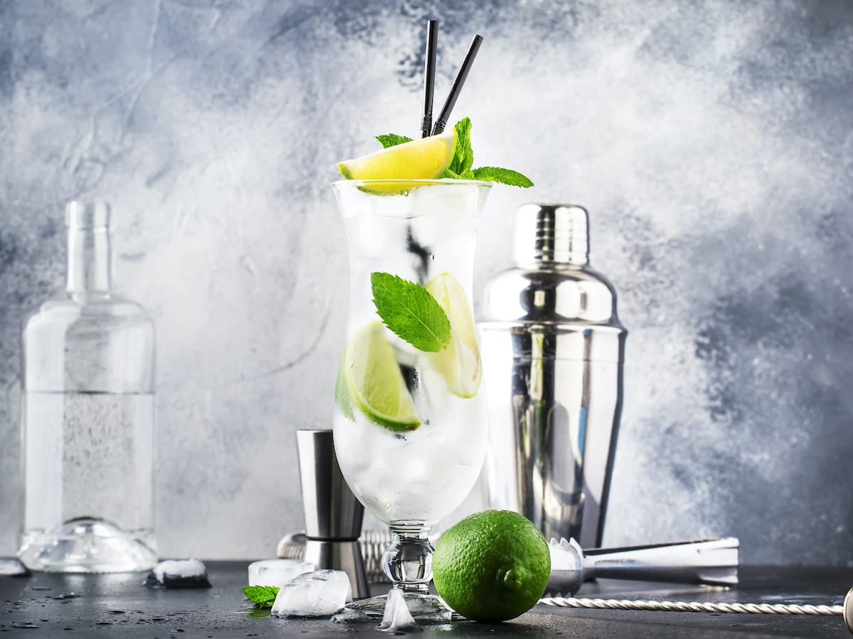 Die besten Sour Cocktails - Von der Herkunft bis zum Rezept 4 Lime-caipirinha-klassischer-brasilianischer-alkoholischer-cocktail-mit-zuckerrohr-wodka-cachasa-zuckersirup-limettensaft-und-zerstossenem-eis-in-hohem-glas