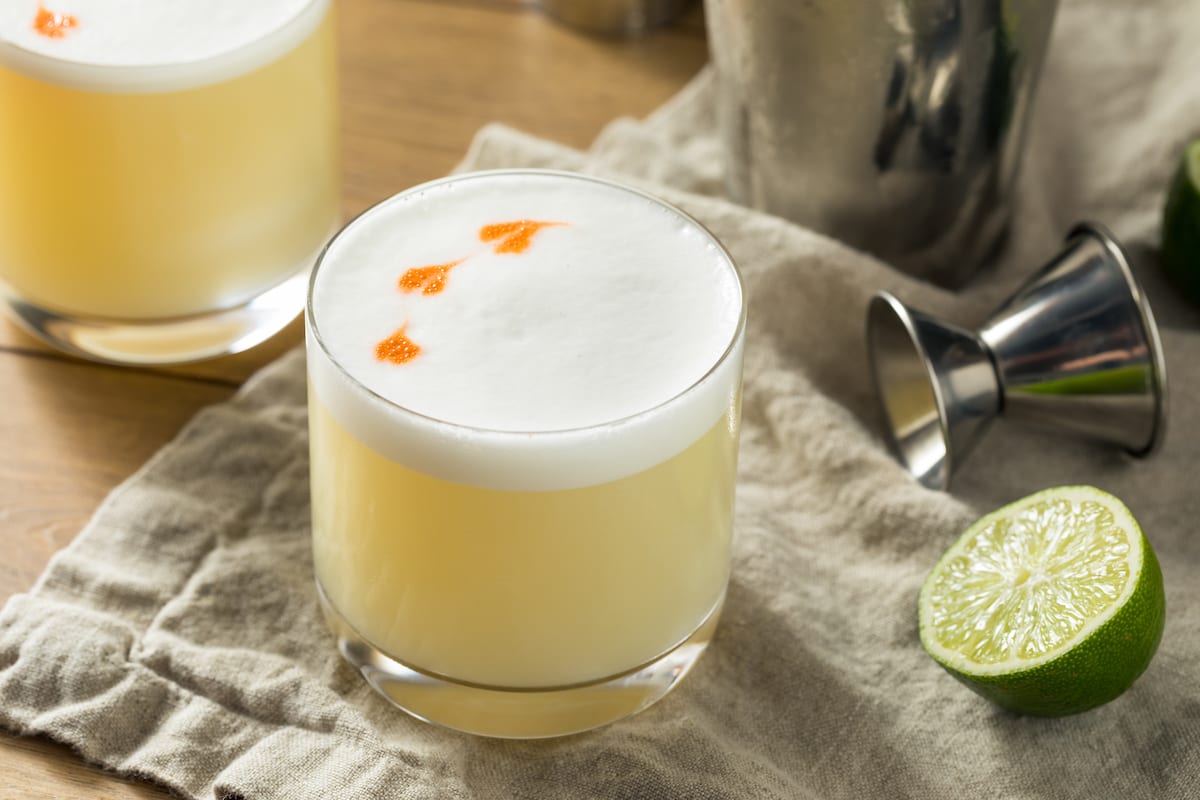 Pisco sour cocktail mit limette