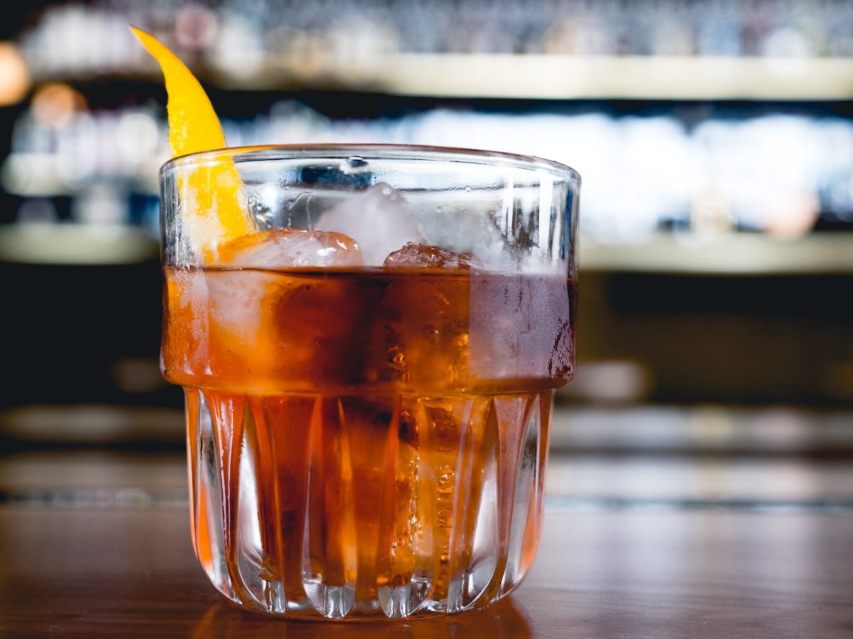 Old-fashioned cocktail mit zitrone