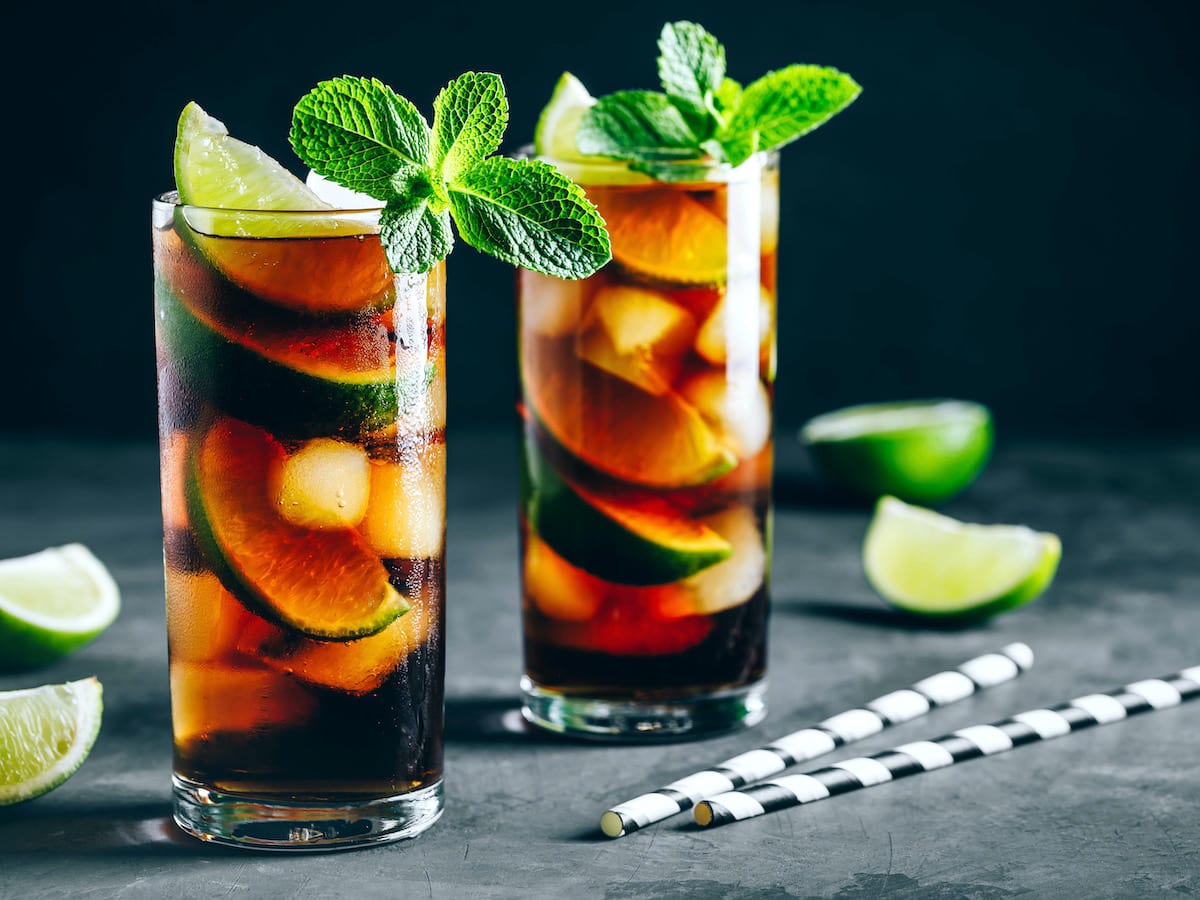 2 gläser cuba libre mit limette