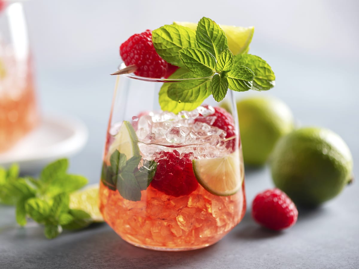 Exotischer himbeer-mojito mit minze