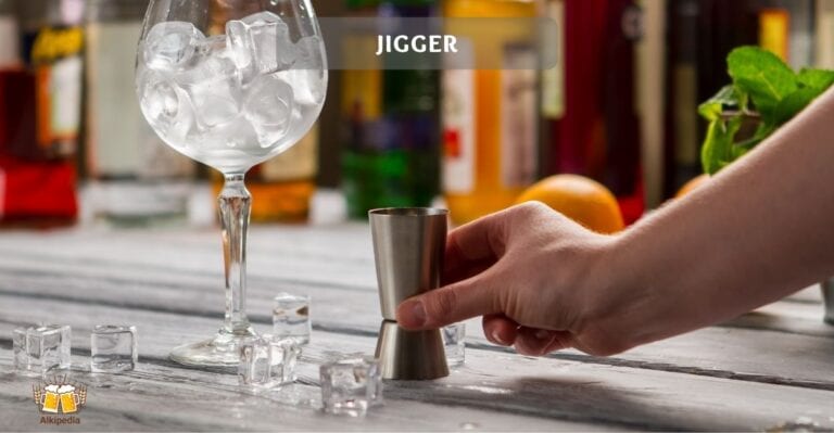 Bar jigger mit einem weinglas