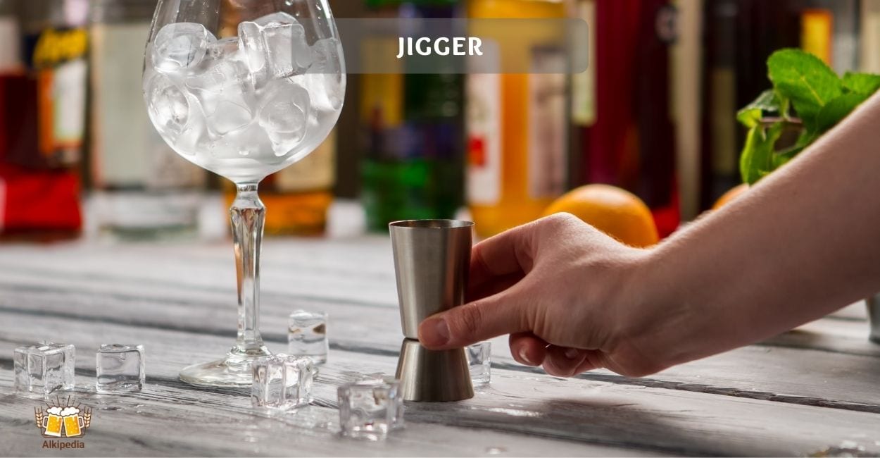 Bar jigger mit einem weinglas