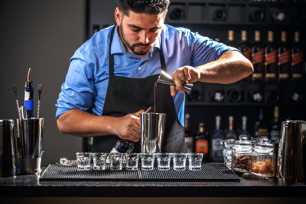 Barkeeper mit ein kahlua-cocktail