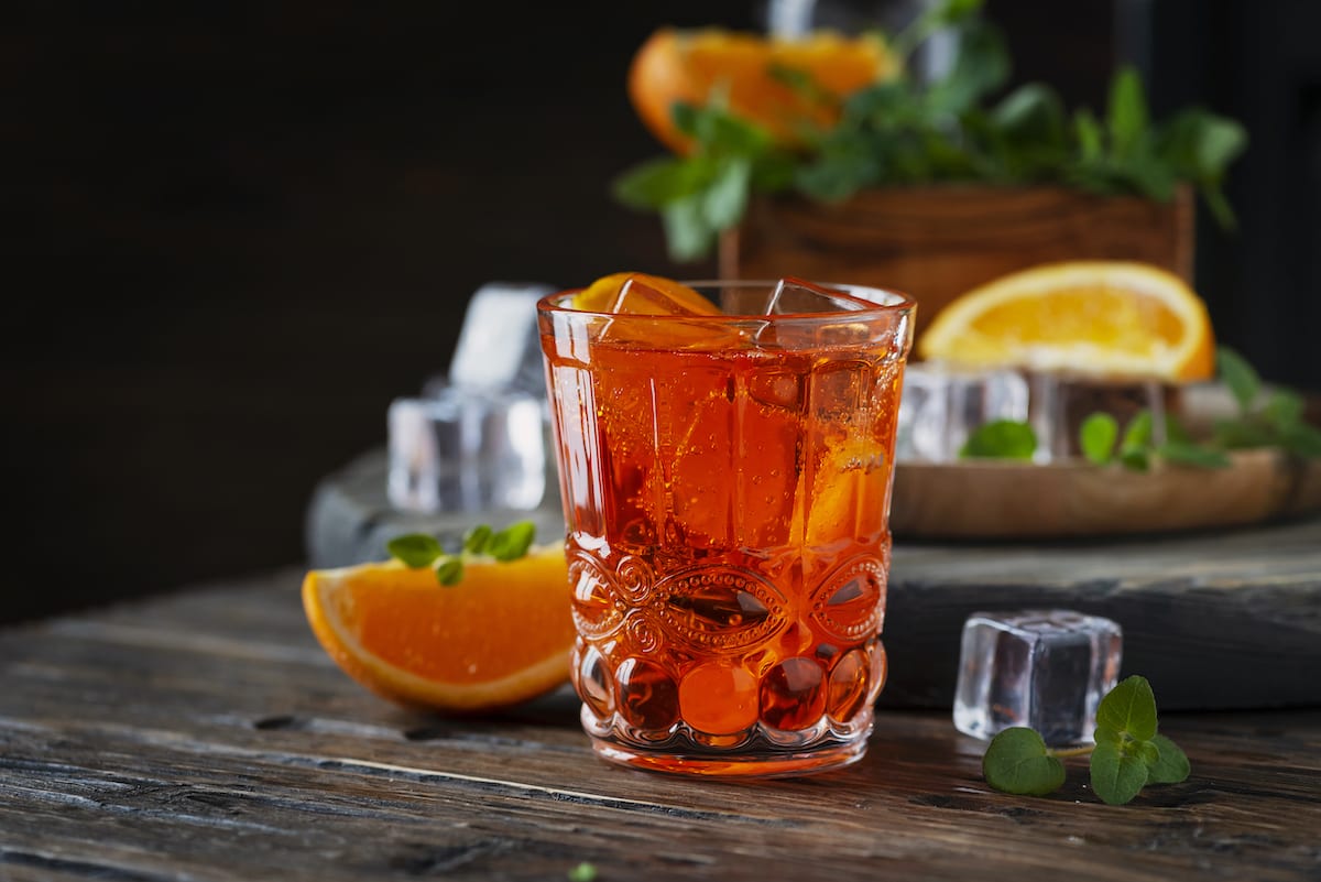 Traditioneller aperol aperitif cocktail