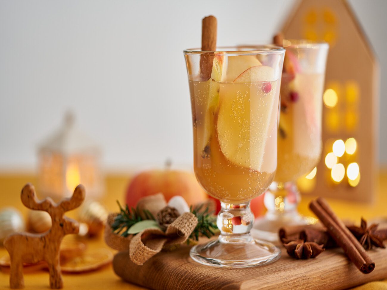 Weißer glühwein mit apfel