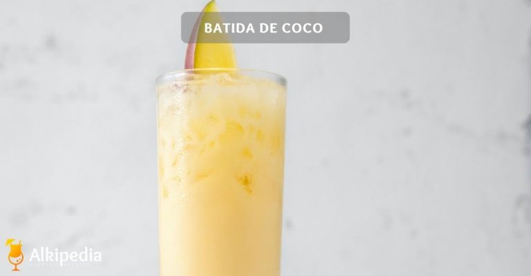 Batida de coco cocktail