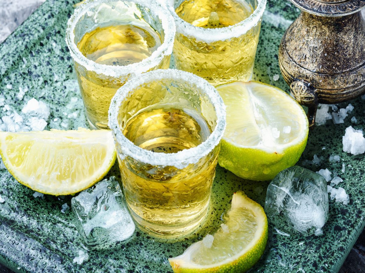 Tequila shots mit limette und salzrand