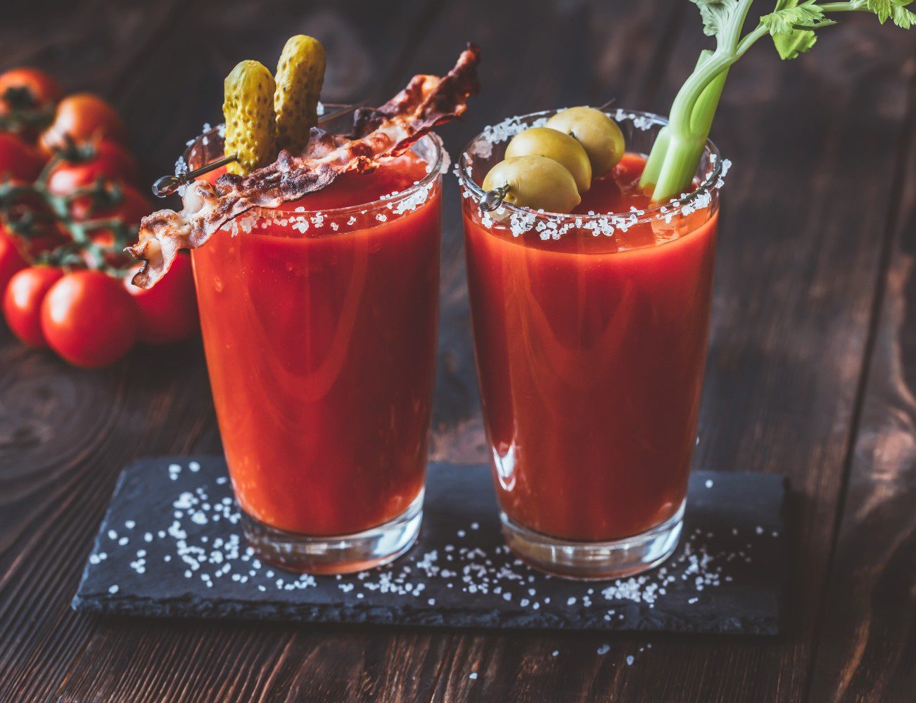 Bloody caesar cocktail auf steinplatte