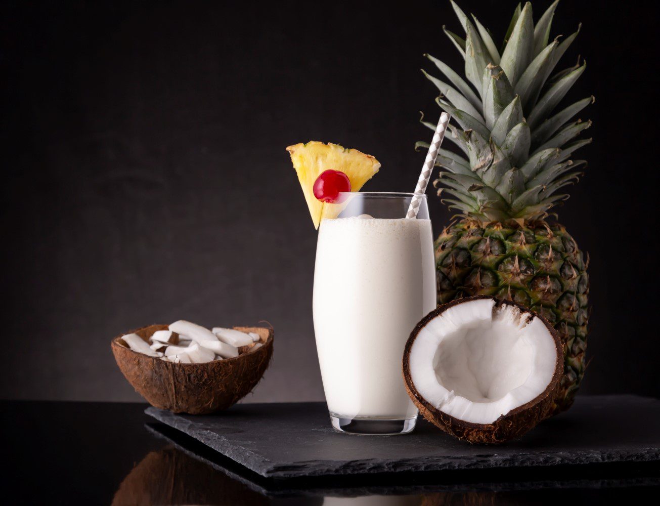 Virgin colada mit kokosnuss auf steinplatte