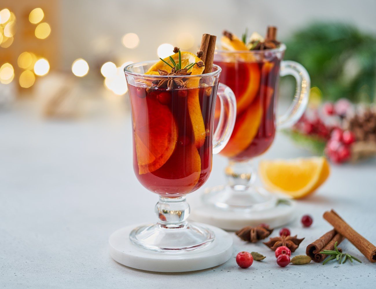 Alkoholfreier glühwein im glas mit zimt