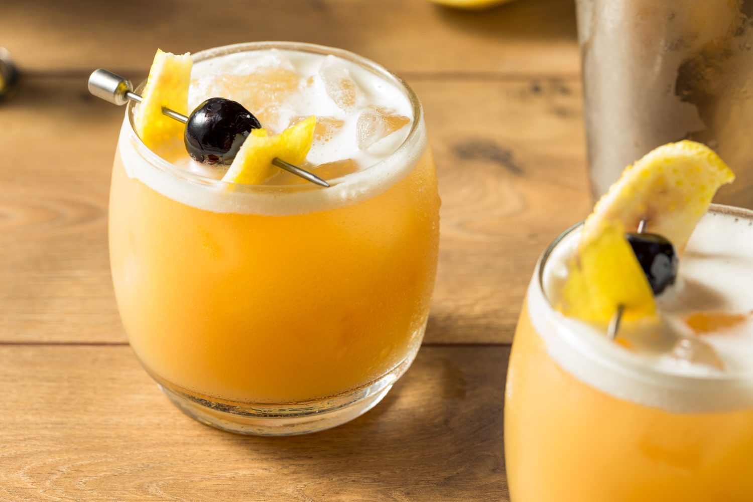 Amaretto sour auf holzplatte