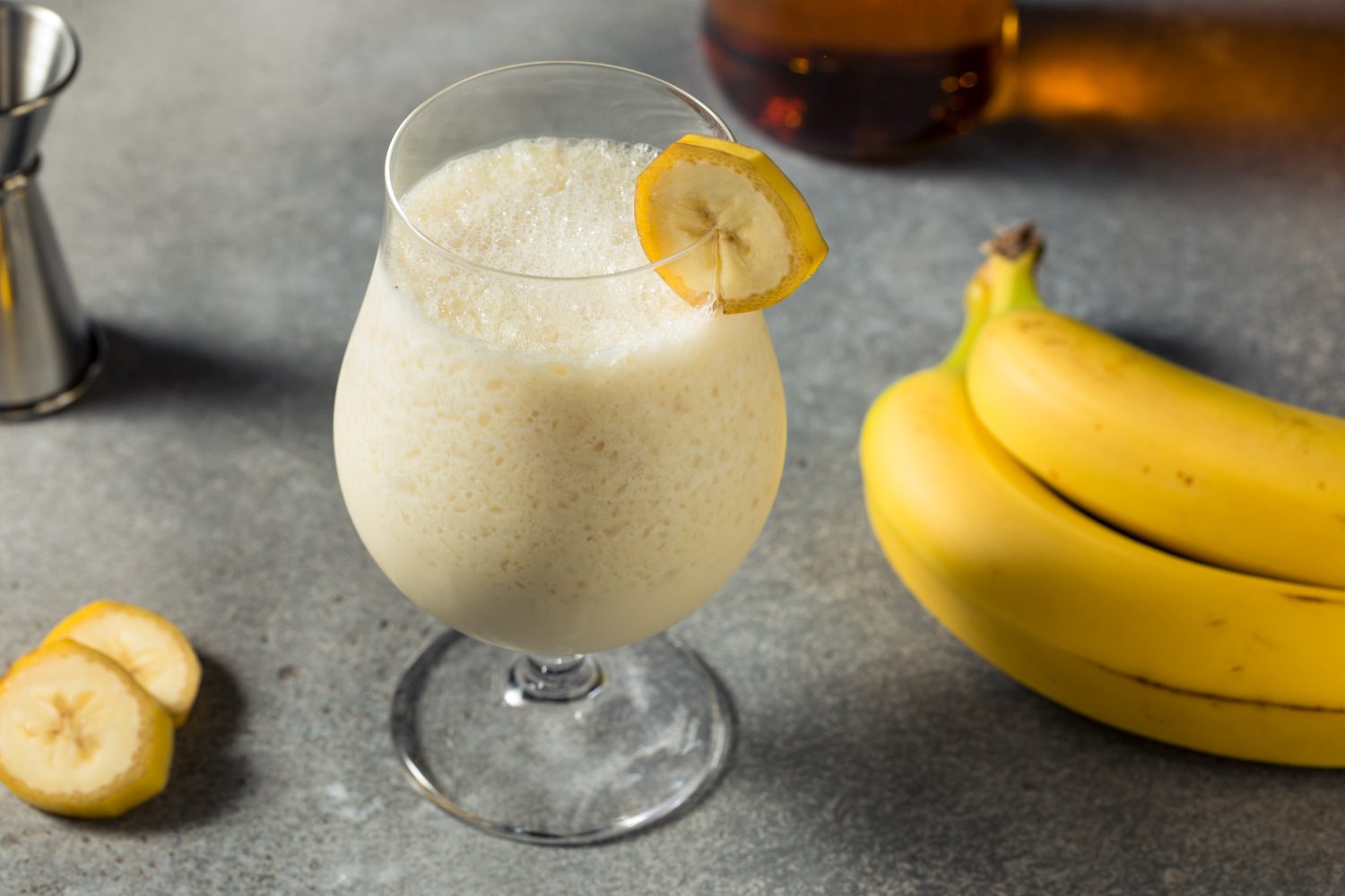 Banana daiquiri auf steinplatte mit bananen