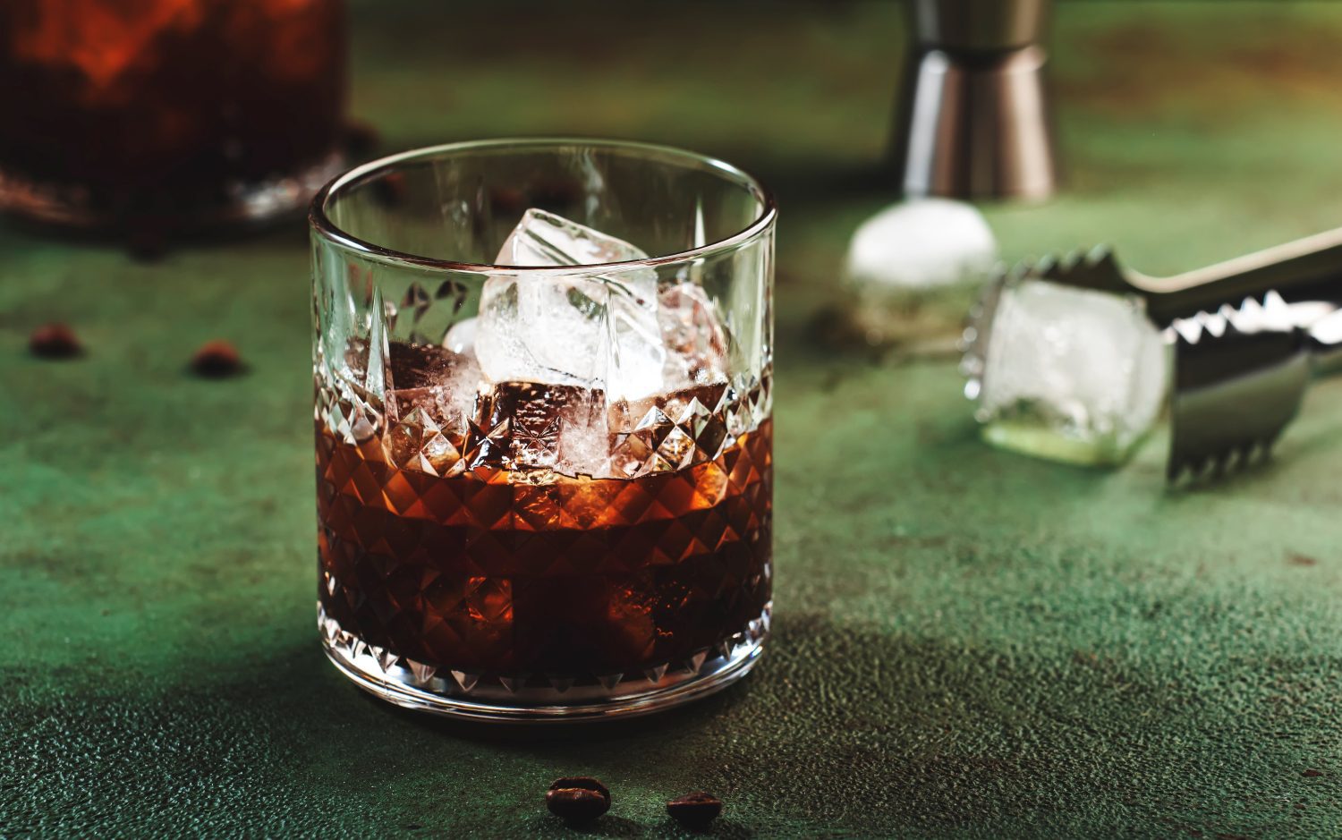 Black russian auf grüner oberfläche