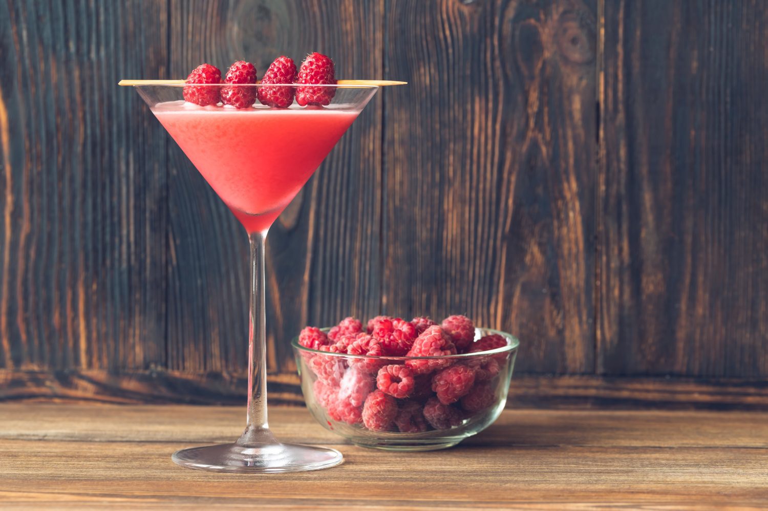 Clover club cocktail auf holzplatte