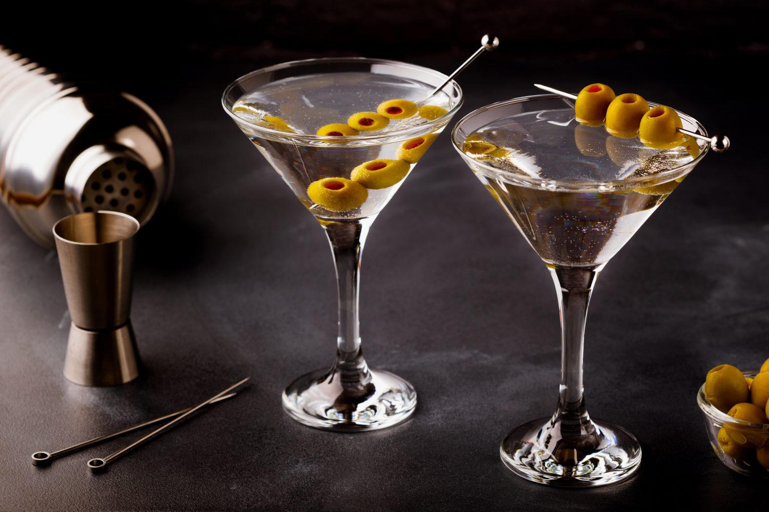 Dry martini auf steinplatte