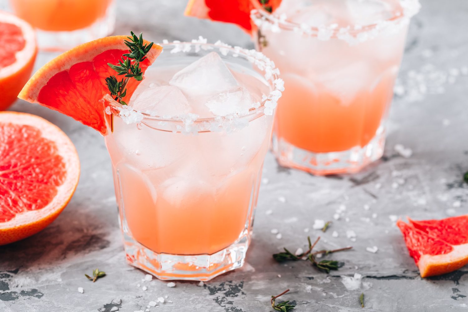 Salty dog cocktail auf steinplatte
