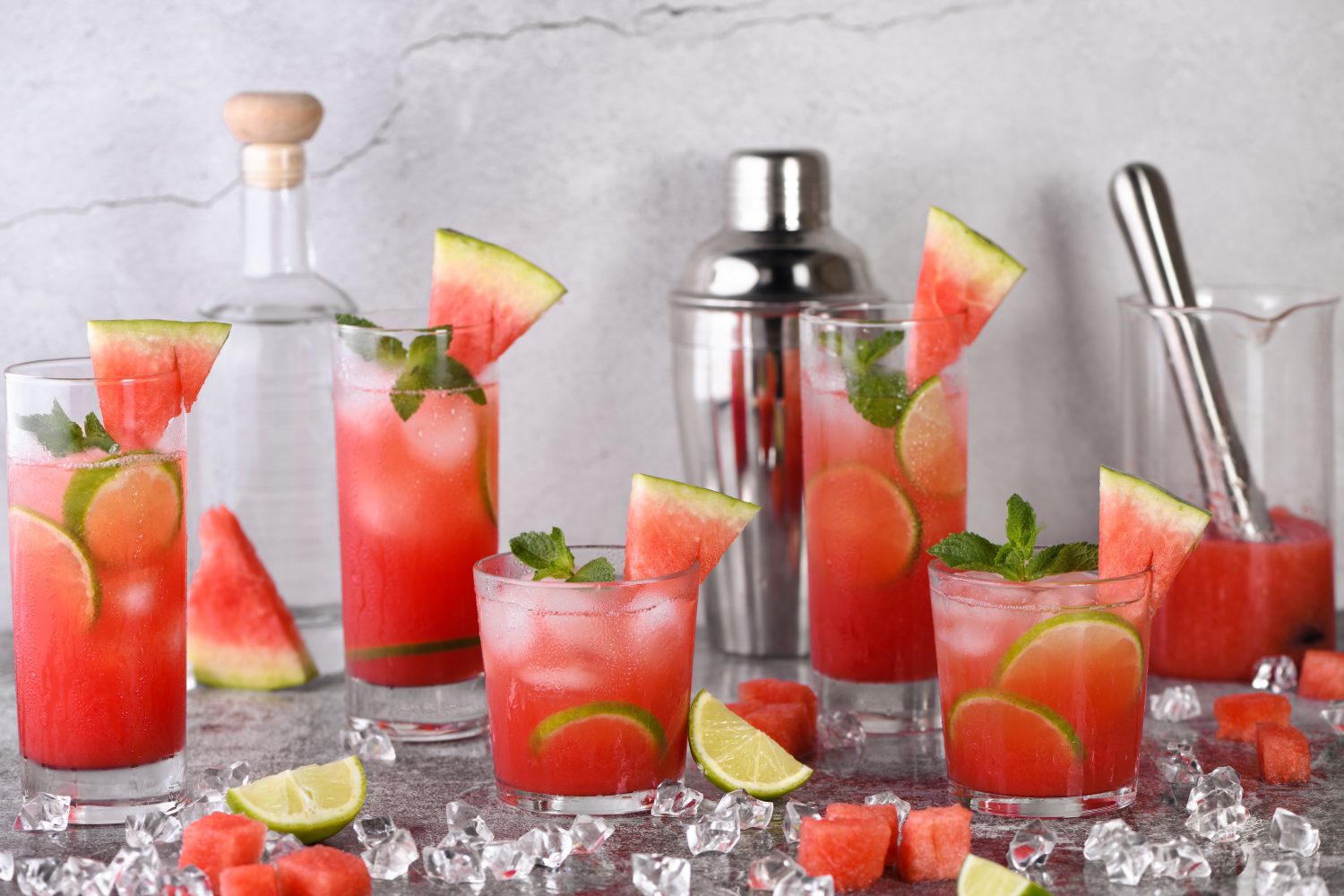 Watermelon man cocktail auf steinplatte